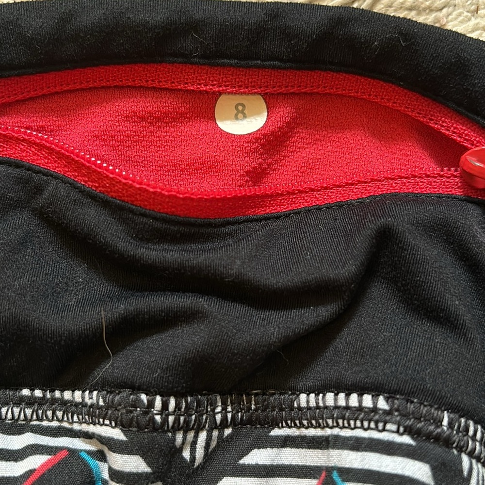 Lululemon Size 8 Black Zigzag Patterned Shorts - image 4